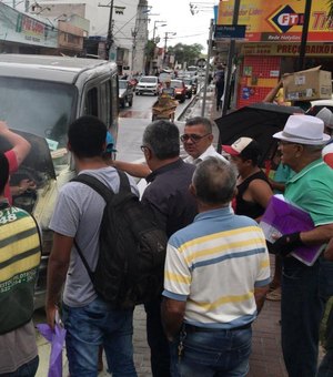 Van com passageiros que iriam fazer hemodiálise pega fogo no centro de Arapiraca