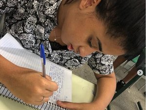 Após ser proibida de fazer shows por não estudar, MC Loma festeja aprovação