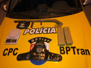 Bptran apreende drogas e armas em mata no Benedito Bentes