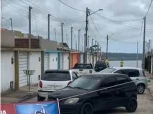 Moradores bloqueiam carro da BRK em protesto contra falta de água no Pilar