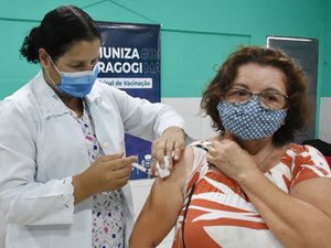 Covid-19: Maragogi vacina profissionais da educação de 30 anos