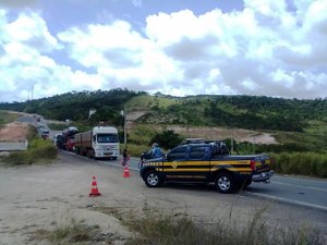 Carreta com carga de etanol colide em 11 veículos
