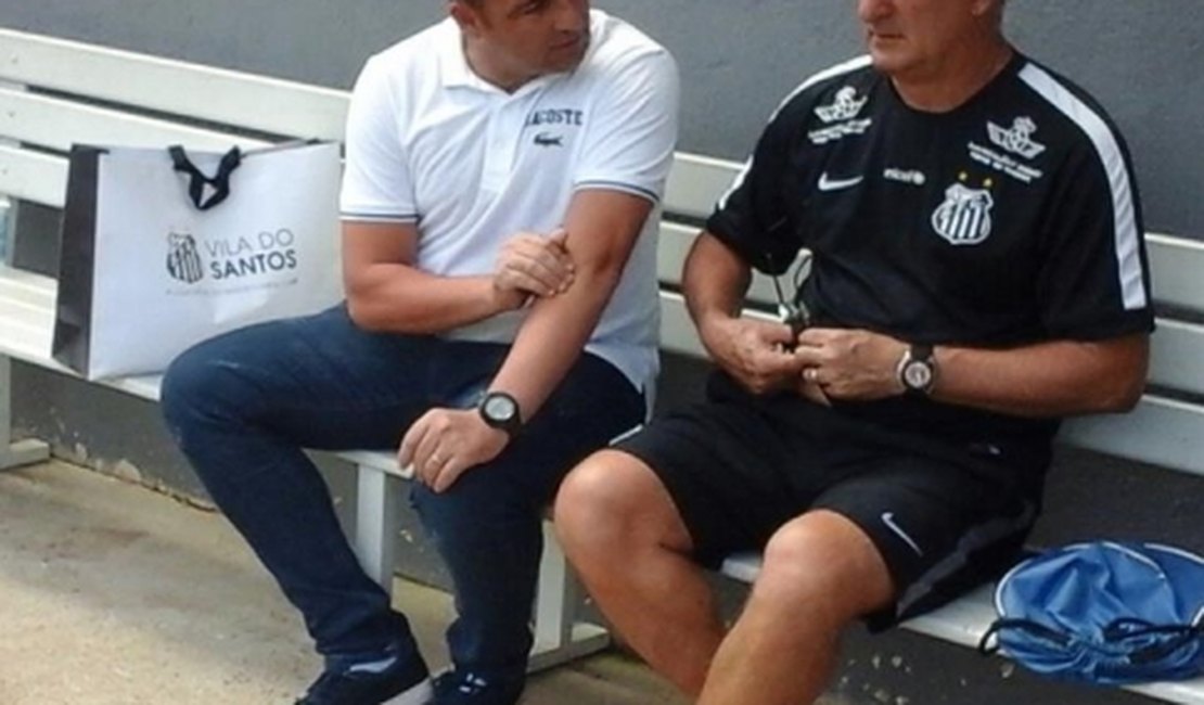 Técnico Paulo Foiane realiza estágio no Santos-SP