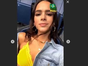 Marquezine veste sutiã do Brasil para acompanhar a seleção