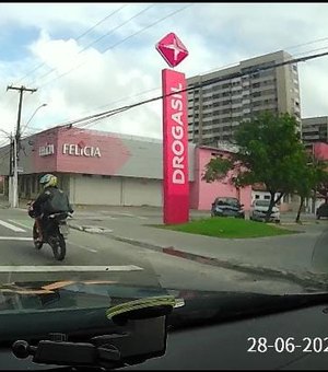 Motociclista tenta fugir do DMTT, causa acidente e é levado à delegacia em Maceió