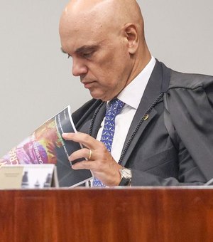 Moraes dá 24 horas para Bolsonaro explicar arma apreendida em blitz