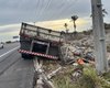 Caminhão carregado de cimento tomba na AL-101 Sul, entre o Francês e Barra de São Miguel