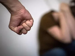 Mulher sofre lesões no braço, tórax e arranhões pelo corpo após agressão do marido em Maceió