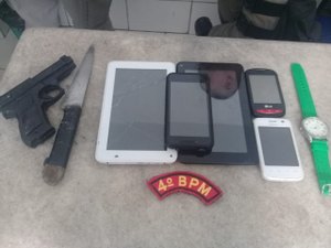 Menor é apreendido com simulacro e celulares roubados 