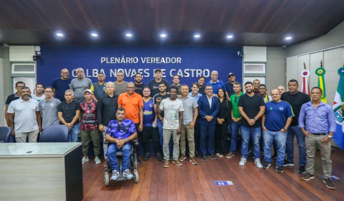 Audiência debate demandas das escolinhas sociais de futebol nas periferias de Maceió