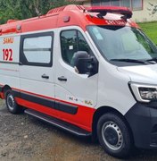 Homem fica ferido em colisão entre van e moto em Delmiro Gouveia