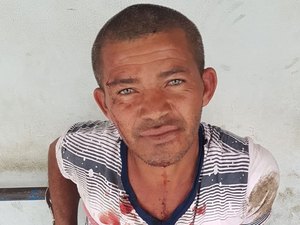 Homem usa facas para assaltar passageira, mas é detido por motorista de van