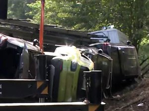 Carreta-cegonha com 11 carros tomba e interdita BR-316 em Satuba