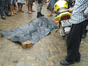 Filho é executado na frente do pai no bairro Primavera