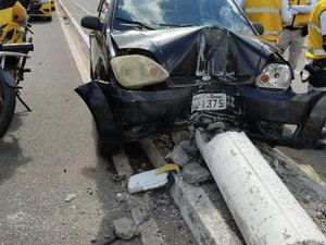 Condutora foge após derrubar poste na Avenida Cachoeira do Meirim