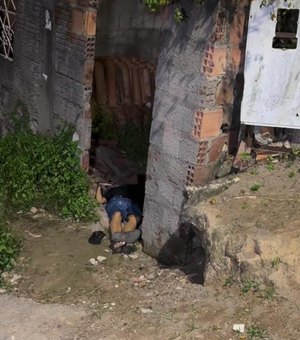 Jovem é arrastado por grupo encapuzado e é executado em grota de Maceió