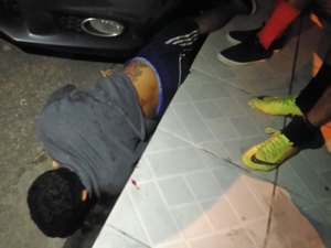 Jovem é surpreendido por criminosos e assassinado na porta da própria residência
