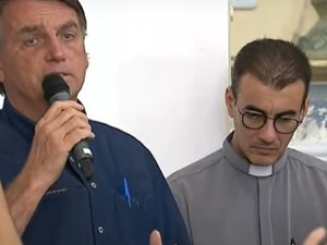 Bolsonaro fala que renovação de igreja em Maceió 'reaviva' tradições cristãs no país