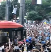 Brasileiro que viralizou ao dançar em cima de ônibus no carnaval cai e morre após briga na Rússia