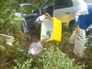 [Vídeo] Após madrugada de trabalho, carro de vendedor ambulante cai em ribanceira na AL-413