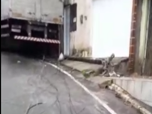 [Vídeo] Motorista perde o controle de caminhão e arrasta fiação em rua