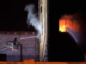 Incêndio em armazém abandonado na Espanha deixa mortos e feridos