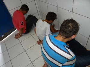 Três adolescentes são apreendidos após assaltar passageiros de transporte alternativo