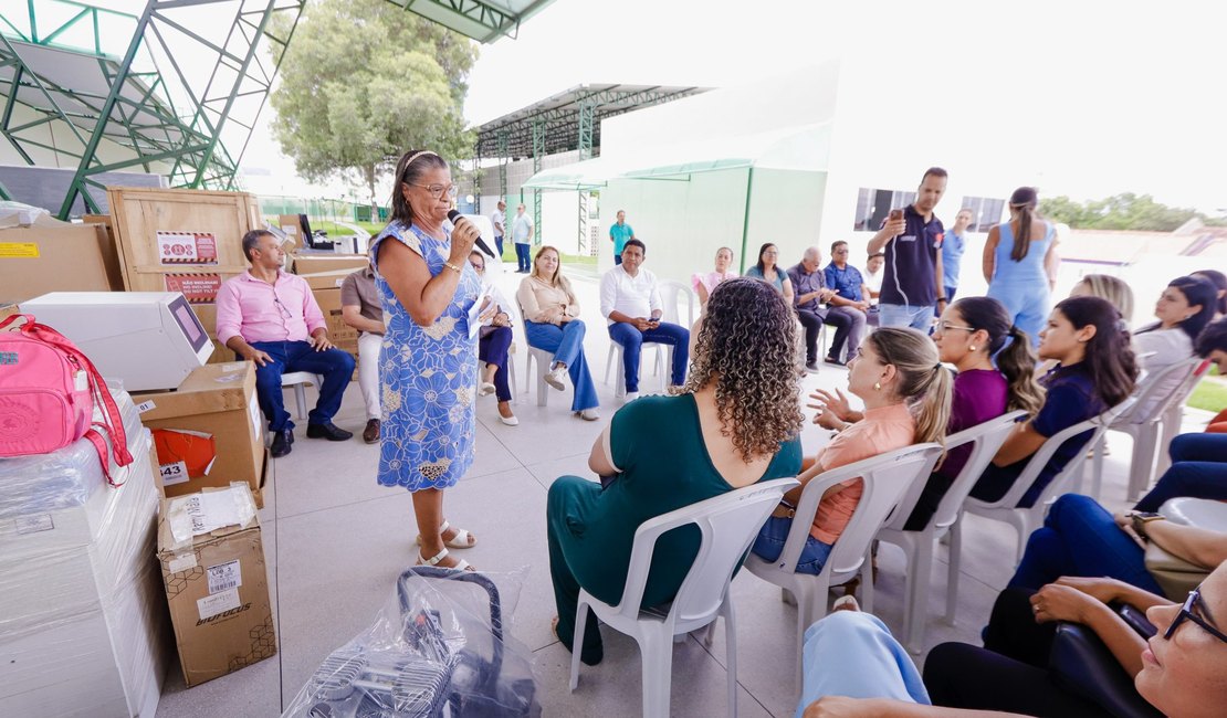 Tia Júlia entrega mais de 6 milhões em equipamentos para a Saúde