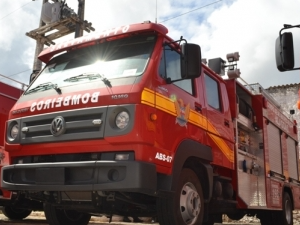 Princípio de incêndio em barraca na Ponta Verde é controlado pelos bombeiros