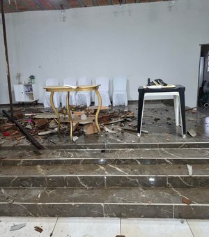 [Vídeo] Ventania arremessa madeiras da casa pastoral e atinge igreja em Traipu