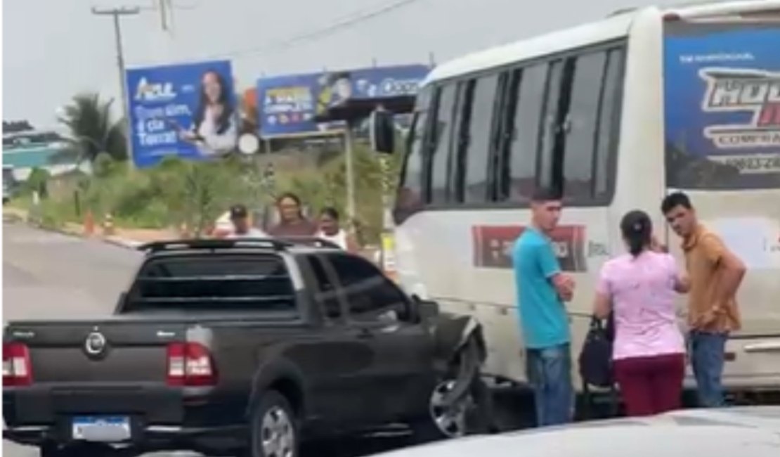 Colisão entre carro e micro-ônibus provoca transtornos na AL-220, em Arapiraca