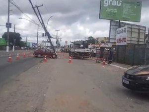 Motorista bate em poste, fica ferido e deixa rede elétrica danificada na Av. Menino Marcelo