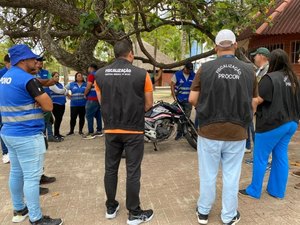 Ambulantes da orla marítima são orientados sobre novas regras para faixa de areia