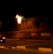 Motorista flagra radar de velocidade pegando fogo em Maceió