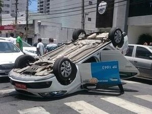 Táxi capota e deixa três pessoas feridas