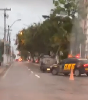 [Vídeo] Carro capota na Avenida Álvaro Calheiros em Maceió
