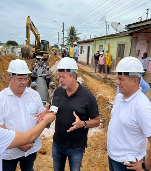 Arthur Lira vistoria obras de saneamento e drenagem em São Miguel dos Campos