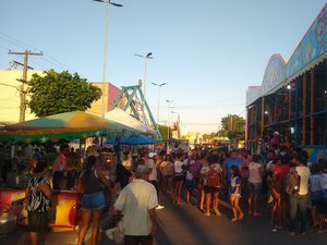 Crianças da Canafístula ganham ingressos para parque de diversões na festa da padroeira do bairro