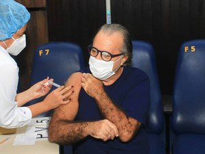 Tony Ramos recebe a 2ª dose da vacina contra a covid-19