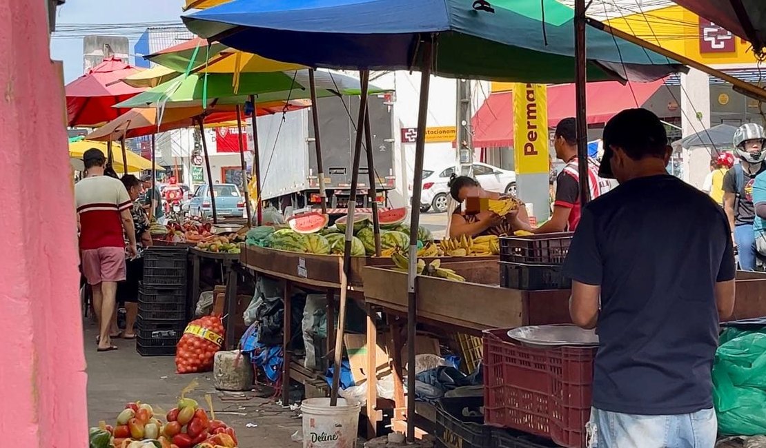 Comerciantes em Maceió desrespeitam lei municipal obstruindo a passagem de pedestres