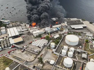 Incêndio atinge fábrica de óleo no Rio de Janeiro