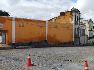 Rua do Centro Histórico de Penedo é interditada após risco de desabamento de imóvel