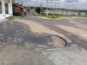 [Vídeo] Vazamentos de água no acesso ao Lago da Perucaba preocupa moradores