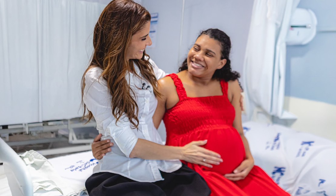 Marina JHC conversa com gestantes em visita ao HC