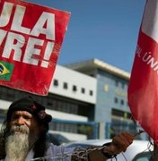 Lula celebra ano novo na companhia de partidários que estão em frente a sede da PF