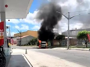 Kombi pega fogo e bombeiros apagam chamas do veículo em Delmiro Gouveia