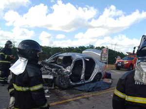 Uma pessoa morre e duas ficam feridas após colisão entre carro e ônibus no trevo de Cajueiro