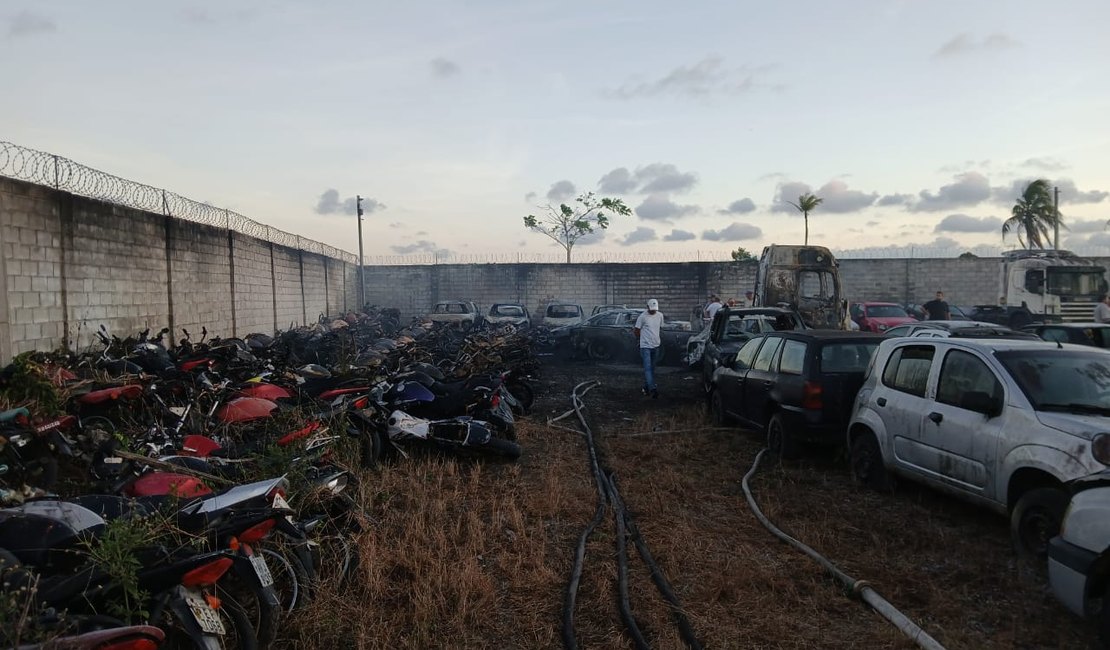Incêndio atinge pátio de veículos em Rio Largo e destrói mais de 100 motocicletas