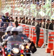 Lula e ministros acompanham desfile; público entoa 'sem anistia'
