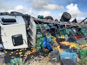 Caminhão carregado de frutas tomba na BR-423, em Delmiro Gouveia